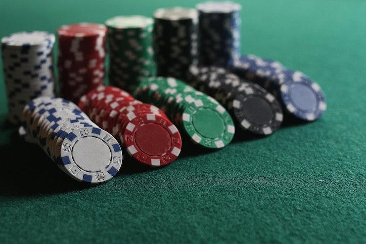 Mobile app interface showing AduQ betting controls and live dealer stream on pt777 login